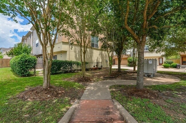 Building Photo - 3316 Clearview Cir
