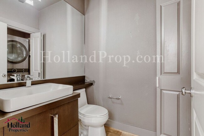 Building Photo - New Rent Price: $2,150 +$250 Off First 2 Full Months - Better Than New Light-Filled Townhome in H...