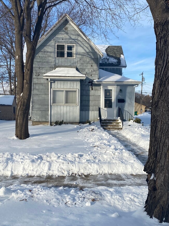 Building Photo - 420 W College St