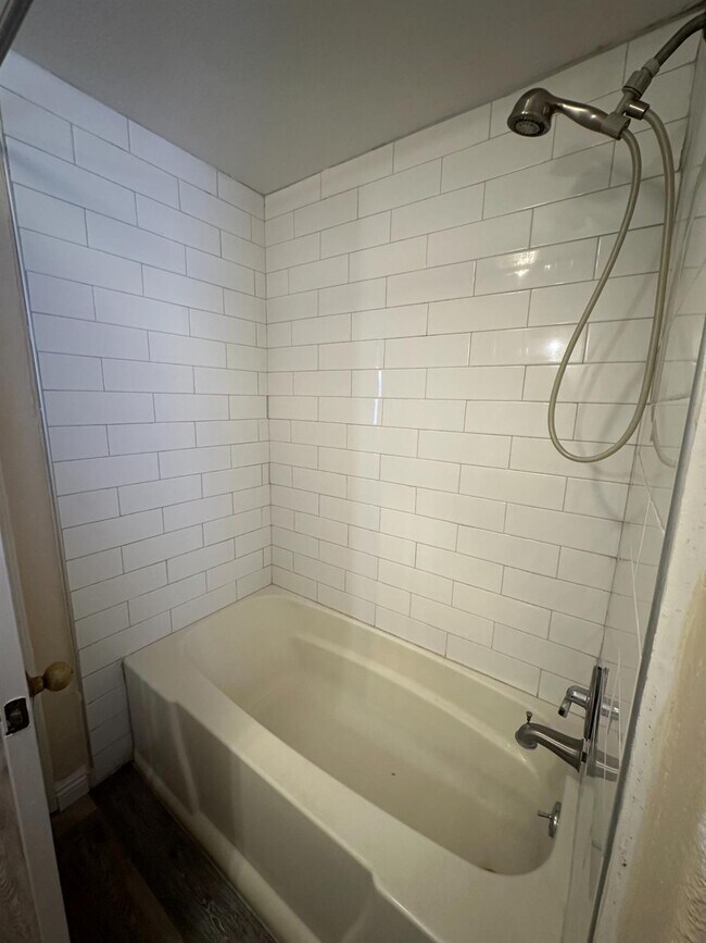 Building Photo - 5560 N Ellendale Ave