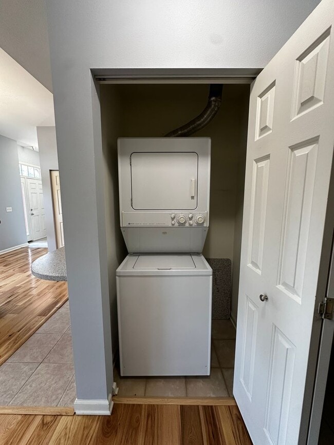 Building Photo - 1 Bedroom, GREAT location!!