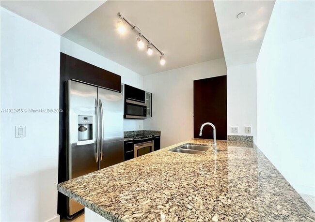 Building Photo - 950 Brickell Bay Dr