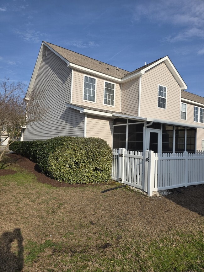 Building Photo - 1041 Fairway Ln