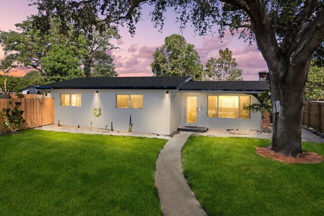 Building Photo - 1517 NW 12th Ave