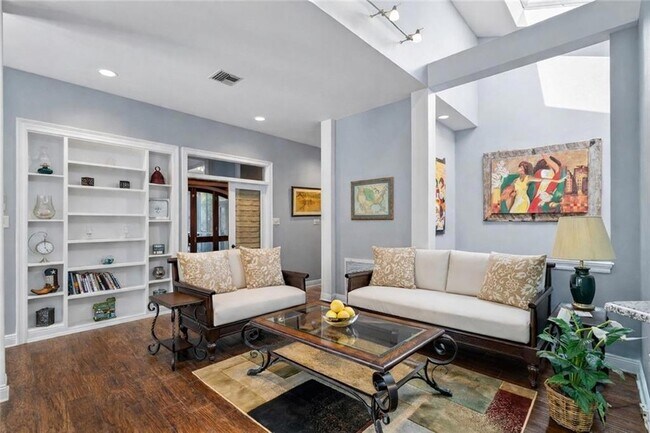 Building Photo - 632 Village Ln S