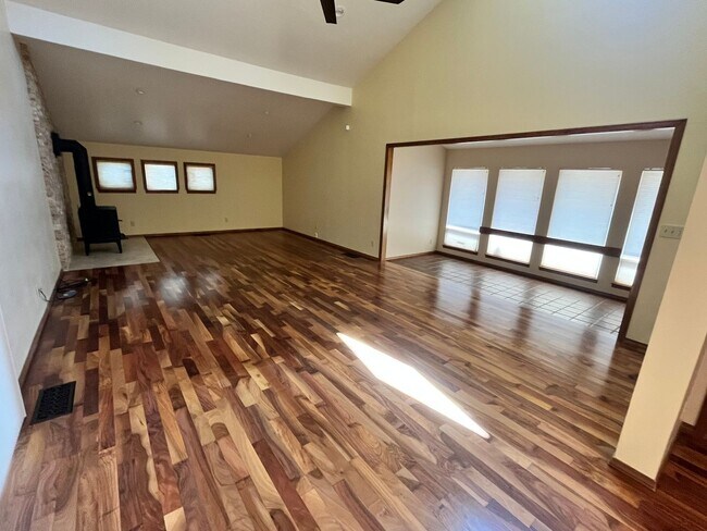 Building Photo - 6 Acres; 3 bedroom 2.5 bath plus bonus roo...