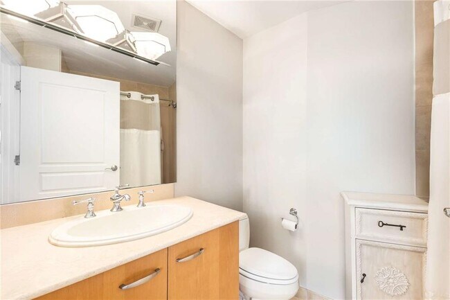 Building Photo - 700 Park Regency Pl NE