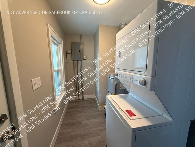 Building Photo - 1228 E Meyers Ave