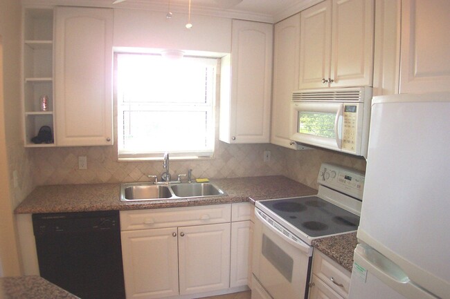 Building Photo - 531 W Kalmia Dr
