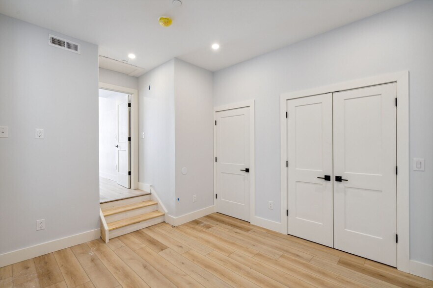 Building Photo - 3439 Lancaster Ave