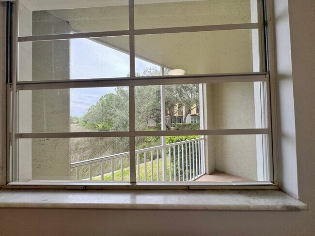 Building Photo - Las Palmas, one-bedroom first floor condo with garage!