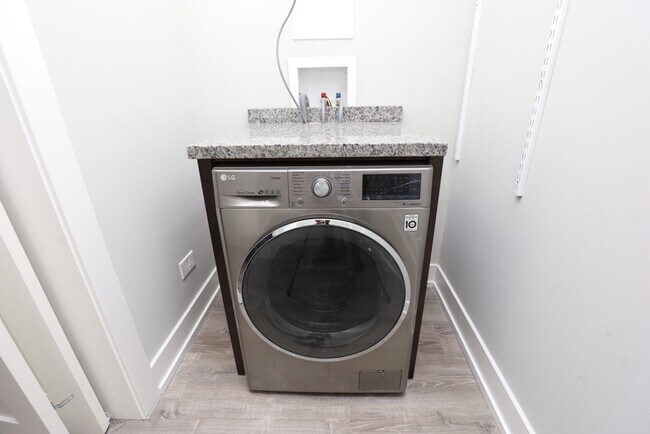 Building Photo - 716 W Brompton Ave