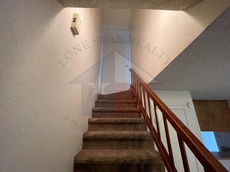 Building Photo - 3001 Lake Rd