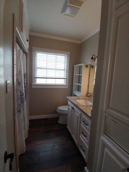 Hall Bath - 620 S Polk St