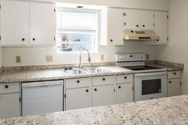 Building Photo - Spacious Two Bedroom Townhome