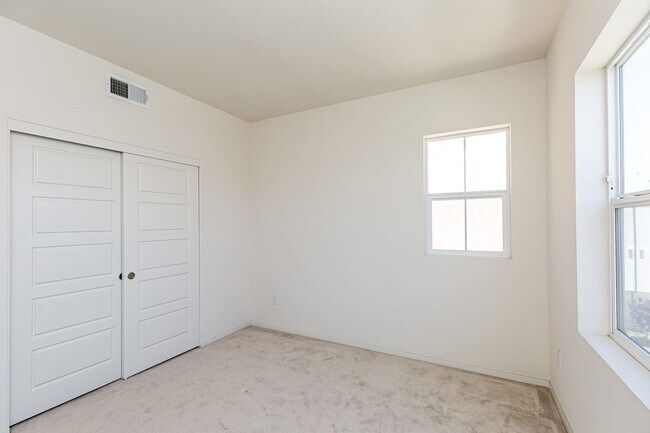 Building Photo - LIGHT & BRIGHT 2 BEDROOM W/GARAGE & LAUNDR...