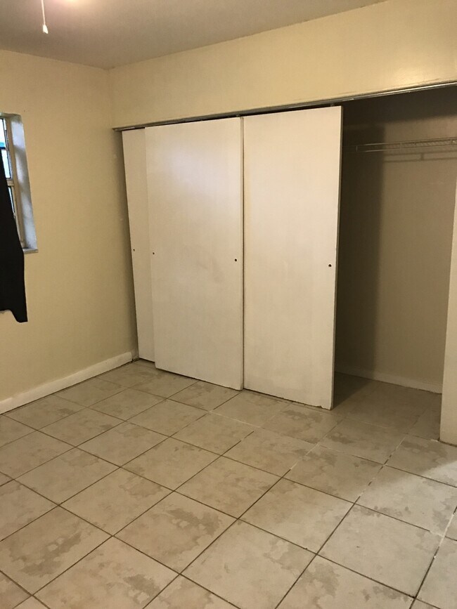 Building Photo - Nice 4-2 House with Central AC & Backyard