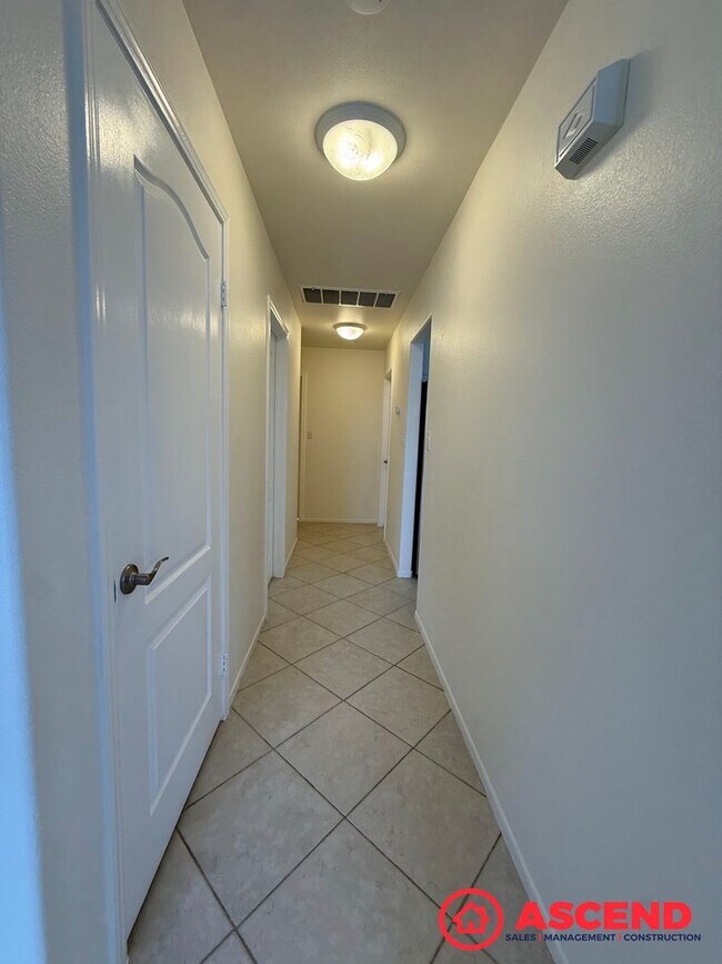 Building Photo - Spacious 4 Bed / 3 Bath Home in Haggin Oaks!