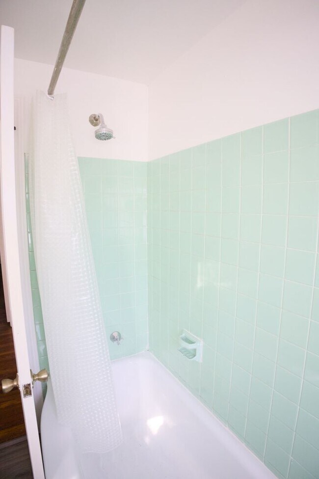 Building Photo - Cute & Cozy Interior Rowhome