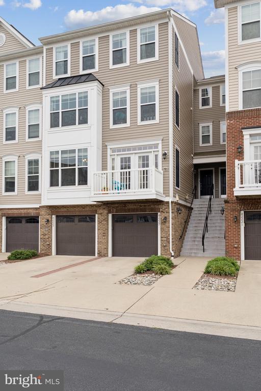 Building Photo - 42227 Canary Grass Square