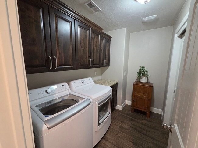 Building Photo - Stunning 3 bed home - like new