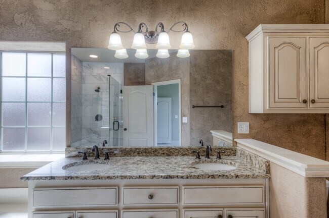 Building Photo - 1317 W Dover St