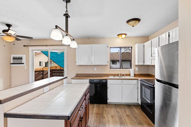 Building Photo - Spacious 2 Bedroom, 1.5 Bath Townhome in Greeley!