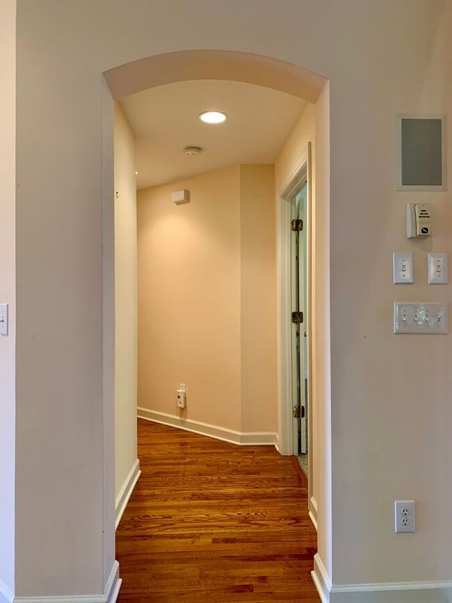 Building Photo - AMAZING Luxurious Residence, Near Educational Facilities, With Upscale Amenities!