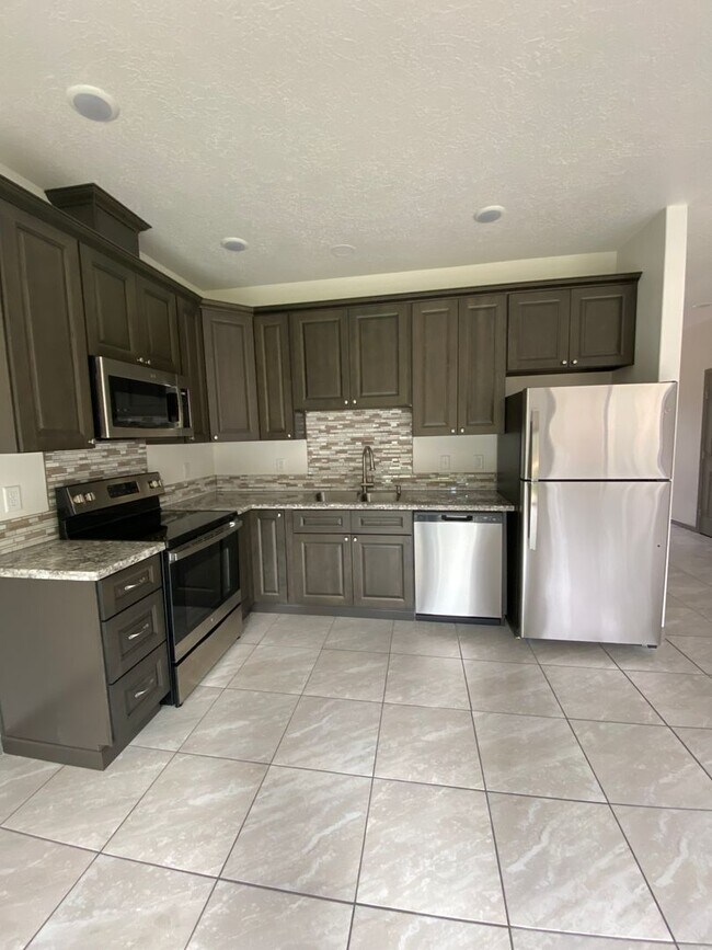 Building Photo - **SPRING SPECIAL- $400 off first months rent**  3 Bedroom Duplex in Veneta