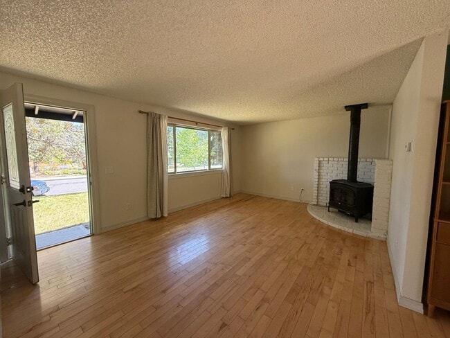 Building Photo - Beautiful 3 Bed/1 Bath Home with Large and Fenced Backyard - SE Bend