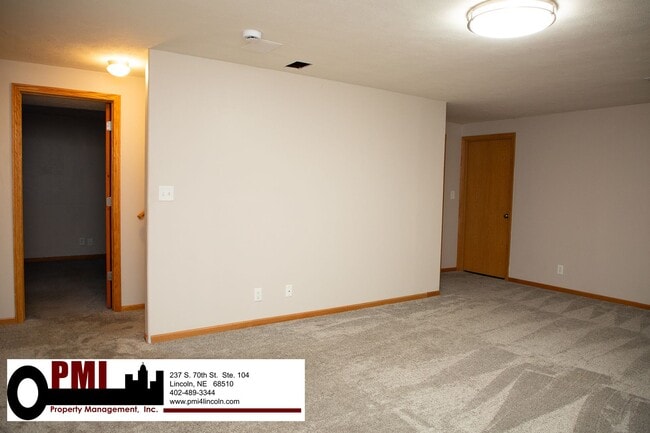 Building Photo - 3 Bedroom and 3 Bathroom Duplex. Available...