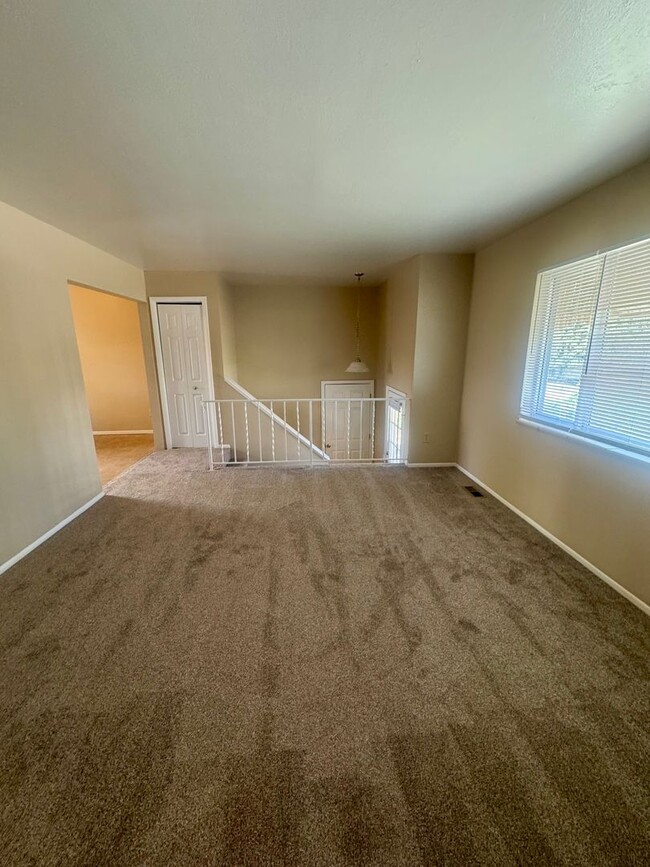 Building Photo - 4 Bedroom Split-Level in Widefield