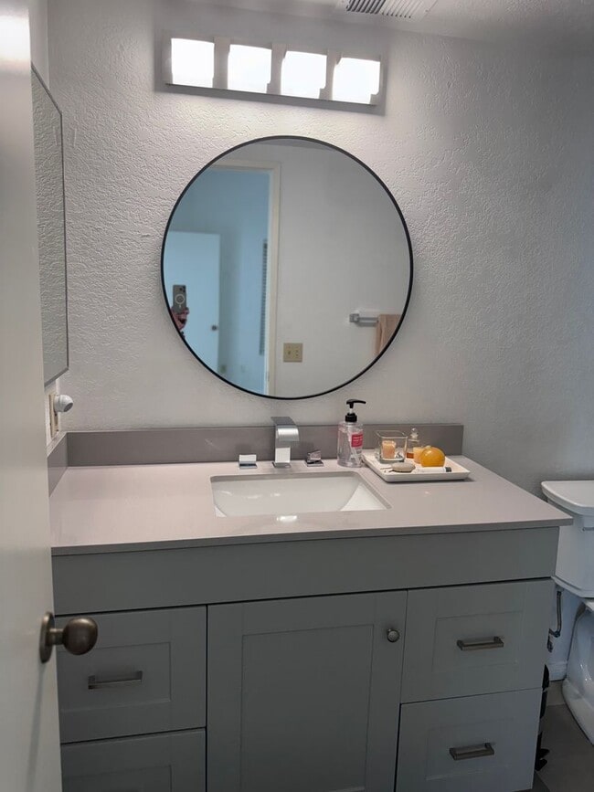 Building Photo - Woodhaven CC - Unfurnished 3br - Long Term