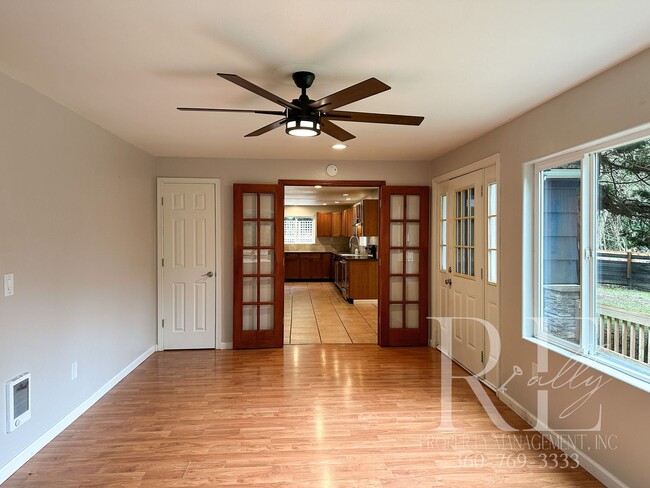 Building Photo - Cape Cod Style Farmhouse with HUGE Kitchen