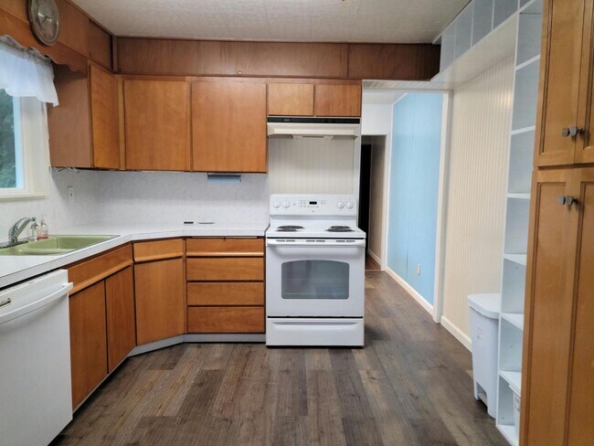 Building Photo - 3 Bedroom 1 Bath Home with Shop