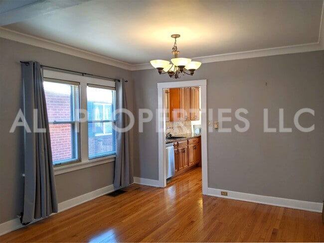 Building Photo - 557 S Race St