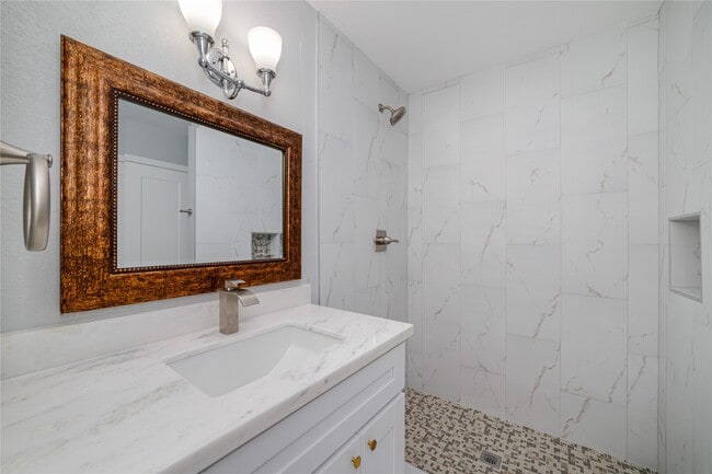 Building Photo - 1716 Crestdale Dr