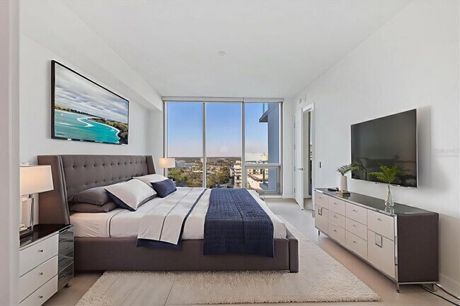 Building Photo - 301 QUAY Cmn