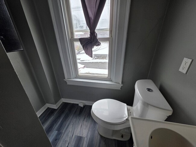 Building Photo - Updated 2 bedroom 1 bath apartment for rent in Carrick!