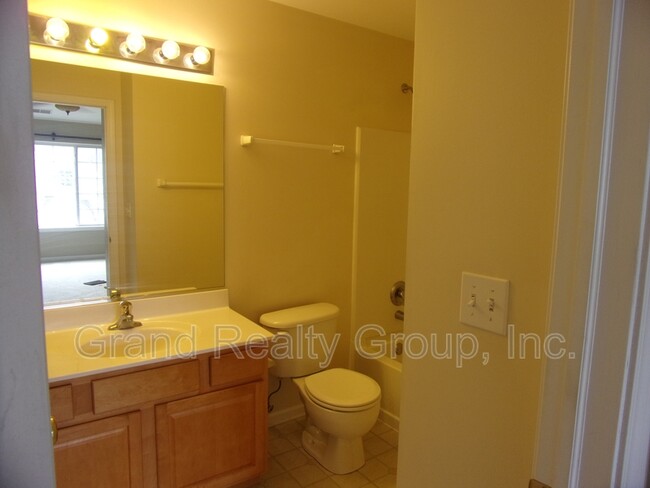 Building Photo - 652 S Rosehall Ln