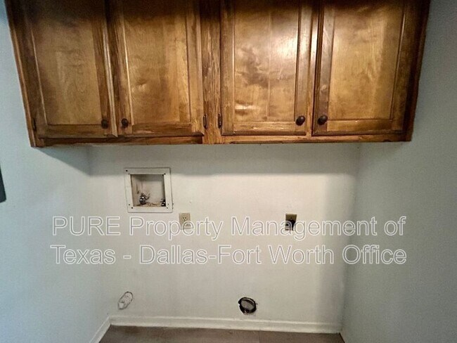 Building Photo - 2415 Oak Manor