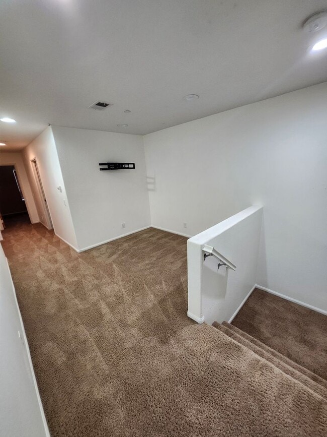 Building Photo - Beautiful two-story townhouse in Fontana G...