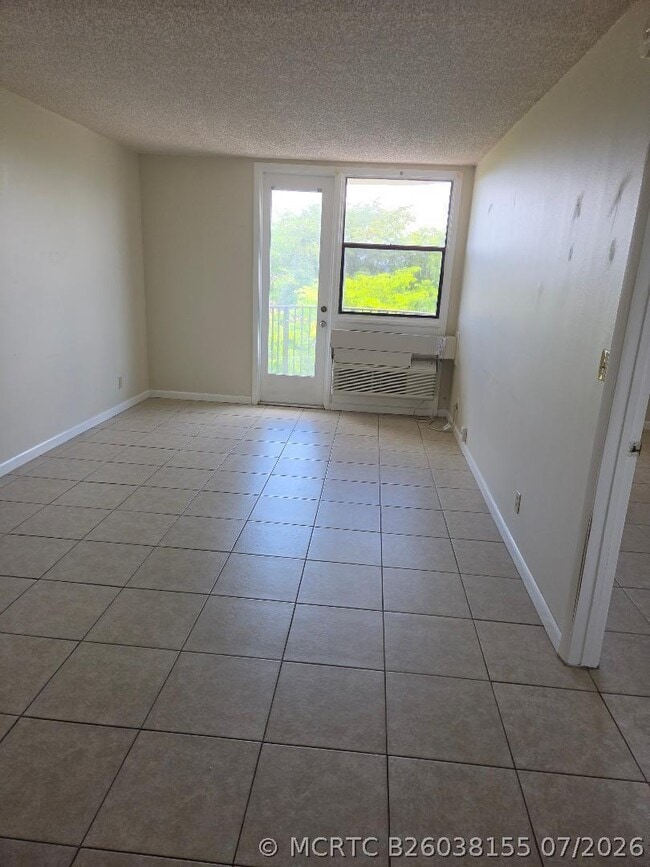 Building Photo - 2701 Riverside Dr