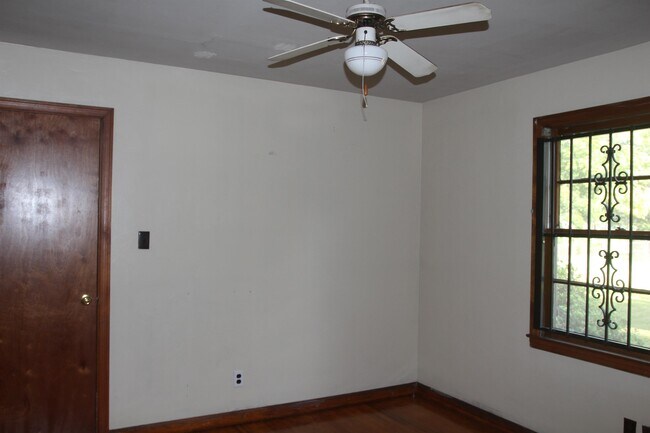 Building Photo - 1507 W Whitney Ave