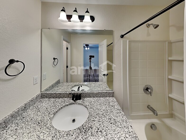 Building Photo - 5546 Malta St