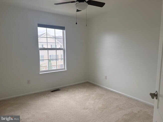 Building Photo - 121 Acorn Dr