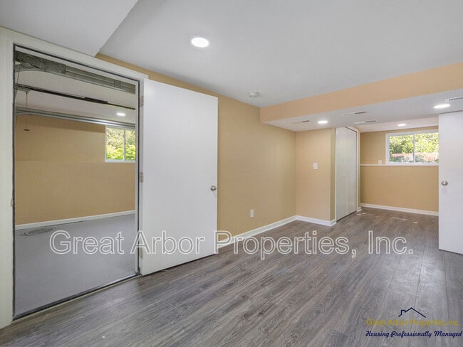 Building Photo - 3624 Maple Dr