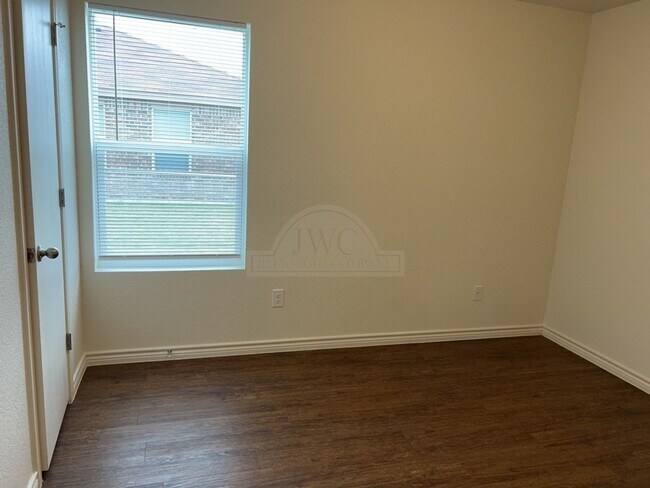 Building Photo - 1500 Justin Lp