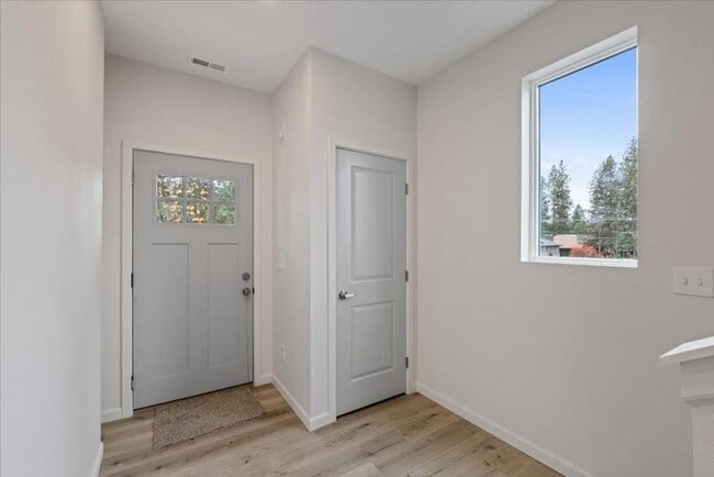 Building Photo - Modern Comfort Meets Urban Convenience – B...