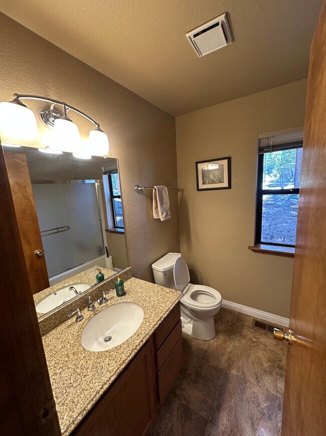 Building Photo - Charming 3 Bed Ski Lease in Tahoe Donner